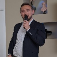 « Le retour sur le terrain permet d'accompagner très forte croissance en France depuis mi-2019 et de renforcer la présence dans tous les secteurs historiques médias, divertissement et santé », s'est félicité Cesar Fétiveau, directeur commercial de Qumulo en France le 7 avril 2022 lors de sa dernière conférence QumuloNight. (crédit : D.F.) « Le retour sur le terrain permet d'accompagner très forte croissance en France depuis mi-2019 et de renforcer la présence dans tous les secteurs historiques médias, divertissement et santé », s'est félicité Cesar Fétiveau, directeur commercial de Qumulo en France le 7 avril 2022 lors de sa dernière conférence QumuloNight. (crédit : D.F.)