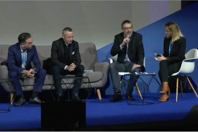 La plnire du POSS (11 et 12 dcembre  Paris Docks) at retransmise en direct sur Internet ce matin. De gauche  droite,Marc Palazon, prsident du comit open source et administrateur de Syntec Numrique,Philippe Montargs, prsident du Hub open source de Systematic,Stphane Fermigier, co-prsident du CNLL, etAmel Charleux, chercheuse l'Universit de Montpellier. (Crdit : POSS)
